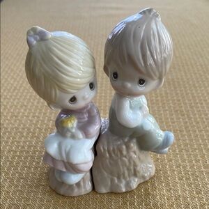 Adorable Ceramic salt & pepper shakers.